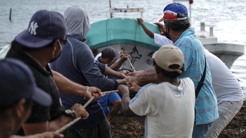 Negara Meksiko bersiap menghadapi Badai Delta. (AP/Luis Henao)