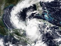 Melihat Warga Meksiko Bersiap Hadapi Badai Delta