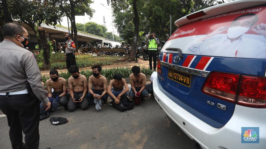 Pelemparan batu ke sektor pos pilisi pal merah yang berada di sisi samping gedung DPR RI. (CNBC Indonesia/Andrean Kristianto)