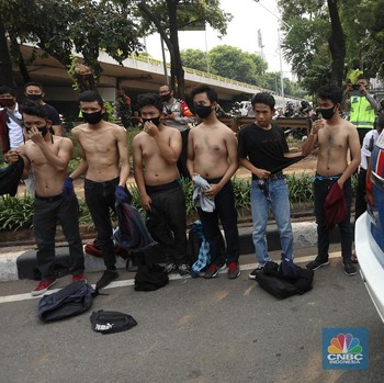 Duh! Pelajar Lempar Batu ke Arah Polisi di Palmerah Jakarta