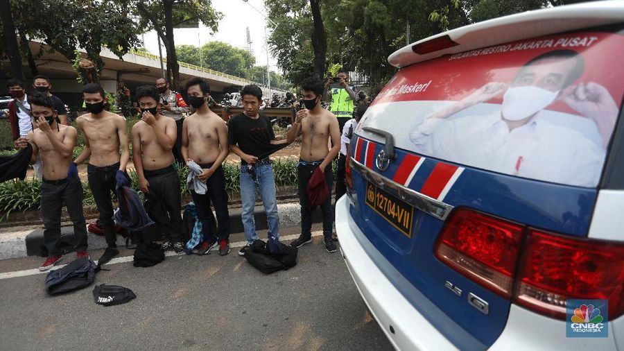Polisi menangkap sejumah pelajar yang akan mengikuti aksi demo di depan Gedung DPR/MPR, Jakarta, Rabu (7/10/2020). (CNBC Indoensia/Andrean Kristianto)