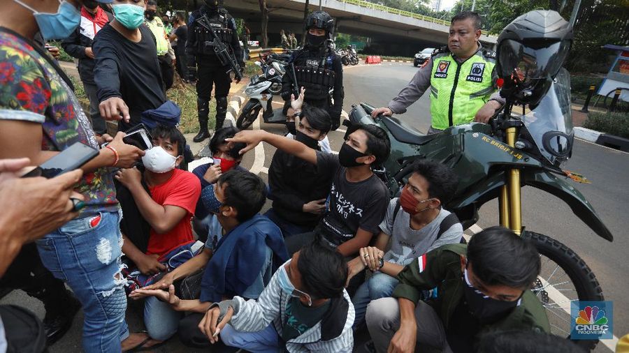 Polisi menangkap sejumah pelajar yang akan mengikuti aksi demo di depan Gedung DPR/MPR, Jakarta, Rabu (7/10/2020). (CNBC Indoensia/Andrean Kristianto)
