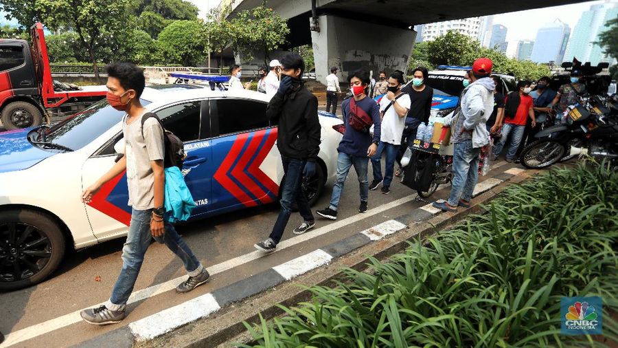 Pelemparan batu ke sektor pos pilisi pal merah yang berada di sisi samping gedung DPR RI. (CNBC Indonesia/Andrean Kristianto)