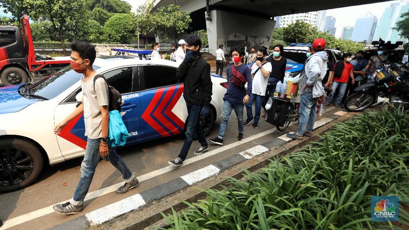 Pelemparan batu ke sektor pos pilisi pal merah yang berada di sisi samping gedung DPR RI. (CNBC Indonesia/Andrean Kristianto)