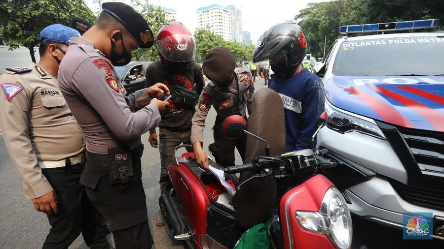 Pelemparan batu ke sektor pos pilisi pal merah yang berada di sisi samping gedung DPR RI. (CNBC Indonesia/Andrean Kristianto)