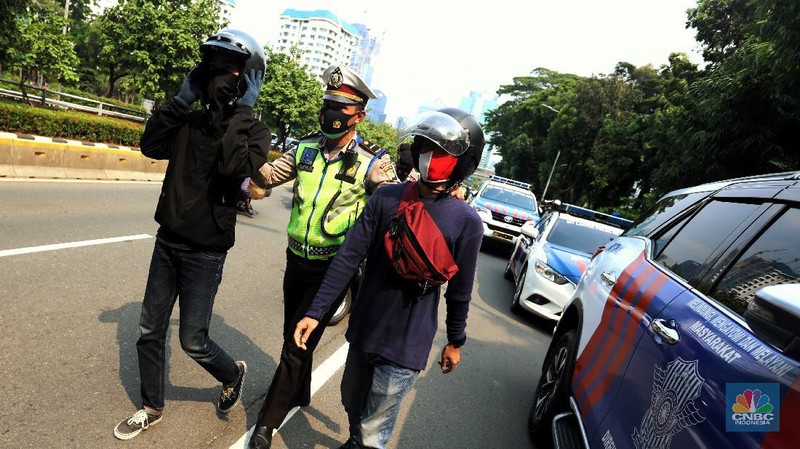 Pelemparan batu ke sektor pos pilisi pal merah yang berada di sisi samping gedung DPR RI. (CNBC Indonesia/Andrean Kristianto)