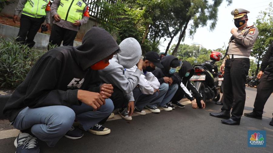 Polisi menangkap sejumah pelajar yang akan mengikuti aksi demo di depan Gedung DPR/MPR, Jakarta, Rabu (7/10/2020). (CNBC Indoensia/Andrean Kristianto)
