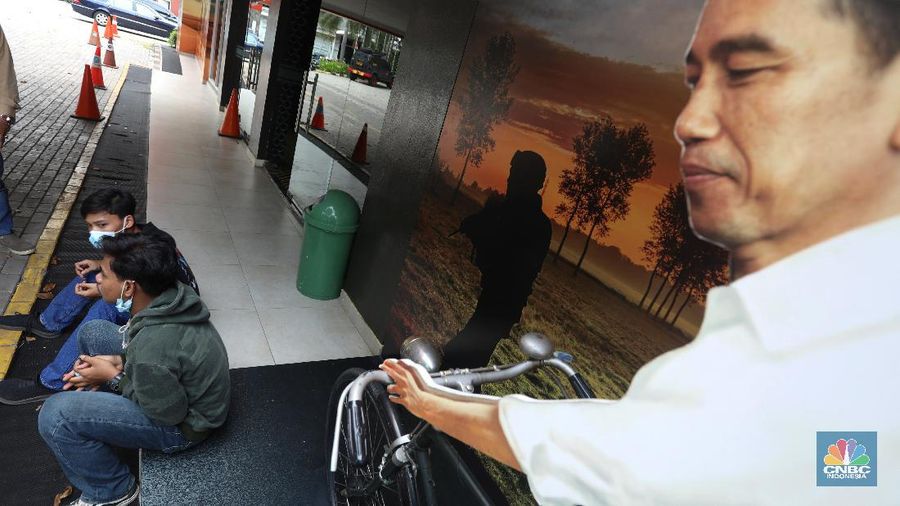 Pelemparan batu ke sektor pos pilisi pal merah yang berada di sisi samping gedung DPR RI. (CNBC Indonesia/Andrean Kristianto)