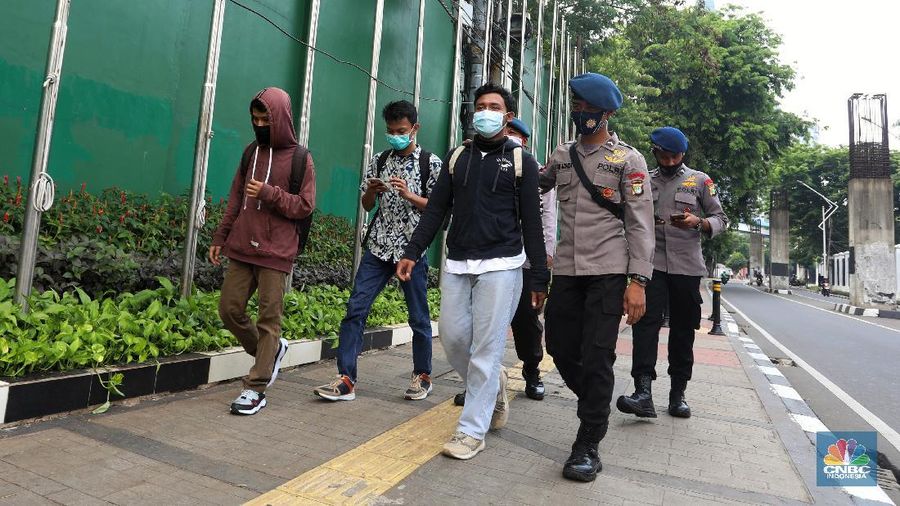 Pelemparan batu ke sektor pos pilisi pal merah yang berada di sisi samping gedung DPR RI. (CNBC Indonesia/Andrean Kristianto)