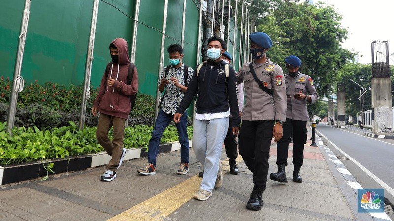 Pelemparan batu ke sektor pos pilisi pal merah yang berada di sisi samping gedung DPR RI. (CNBC Indonesia/Andrean Kristianto)