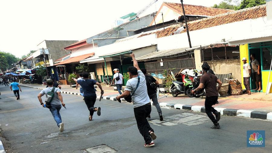 Pelemparan batu ke sektor pos pilisi pal merah yang berada di sisi samping gedung DPR RI. (CNBC Indonesia/Andrean Kristianto)