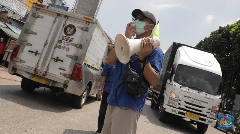 Serikat pekerja berkeliling di Kawasan Industri Cibitung-Cikarang, Bekasi, Jawa Barat, Rabu (7/10/2020). (CNBC Indonesia/Muhammad Sabki)