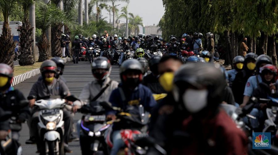 Serikat pekerja berkeliling di Kawasan Industri Cibitung-Cikarang, Bekasi, Jawa Barat, Rabu (7/10/2020). (CNBC Indonesia/Muhammad Sabki)