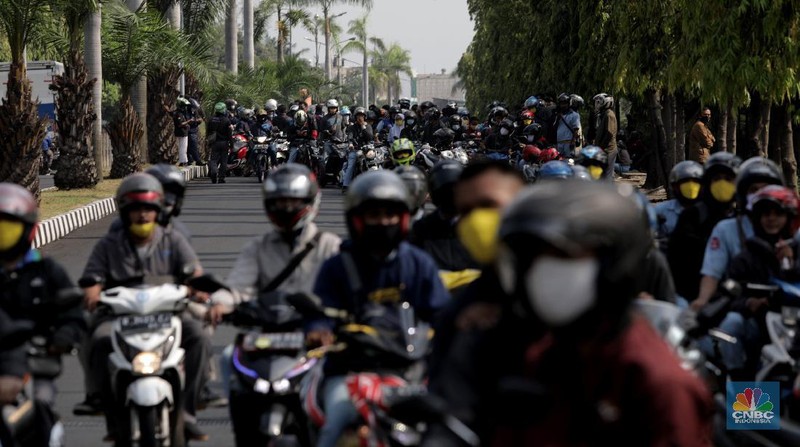 Serikat pekerja berkeliling di Kawasan Industri Cibitung-Cikarang, Bekasi, Jawa Barat, Rabu (7/10/2020). (CNBC Indonesia/Muhammad Sabki)