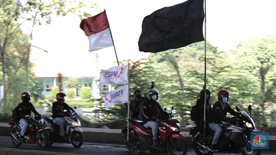 Serikat pekerja berkeliling di Kawasan Industri Cibitung-Cikarang, Bekasi, Jawa Barat, Rabu (7/10/2020). (CNBC Indonesia/Muhammad Sabki)