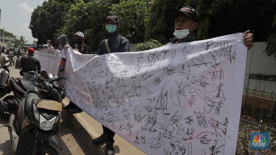 Serikat pekerja berkeliling di Kawasan Industri Cibitung-Cikarang, Bekasi, Jawa Barat, Rabu (7/10/2020). (CNBC Indonesia/Muhammad Sabki)