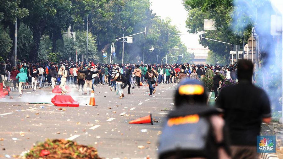 Aksi massa demo tolak Omnibuslaw berujung ricuh di kawasan Harmoni Jakarta, Kamis (8/10/2020). (CNBC Indonesia/Andrean Kristianto)