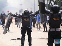 Demo Rusuh di Harmoni, Batu & Gas Air Mata Beterbangan