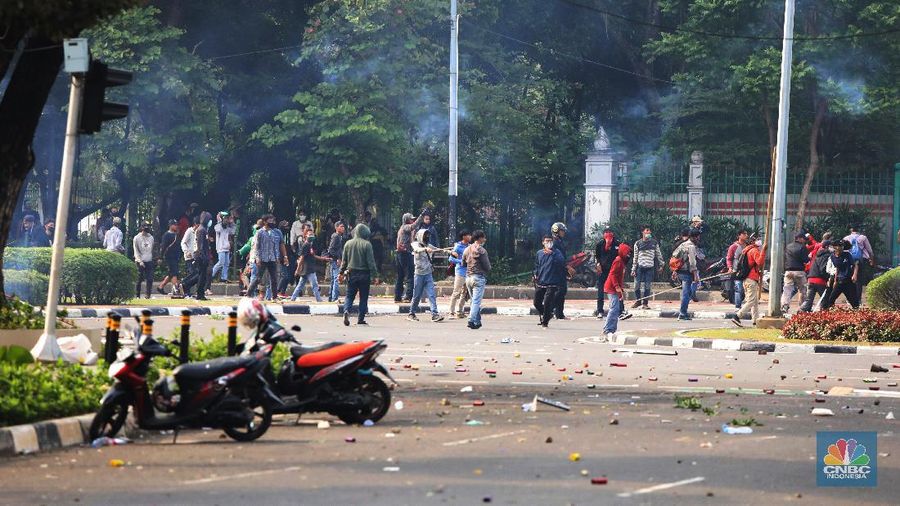 Aksi massa demo tolak Omnibuslaw berujung ricuh di kawasan Harmoni Jakarta, Kamis (8/10/2020). (CNBC Indonesia/Andrean Kristianto)