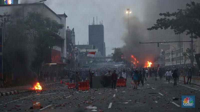 Aksi massa demo tolak Omnibuslaw berujung ricuh di kawasan Harmoni Jakarta, Kamis (8/10/2020). (CNBC Indonesia/Muhammad Sabki)