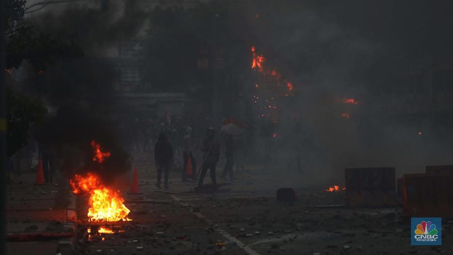 Aksi massa demo tolak Omnibuslaw berujung ricuh di kawasan Harmoni Jakarta, Kamis (8/10/2020). (CNBC Indonesia/Muhammad Sabki)