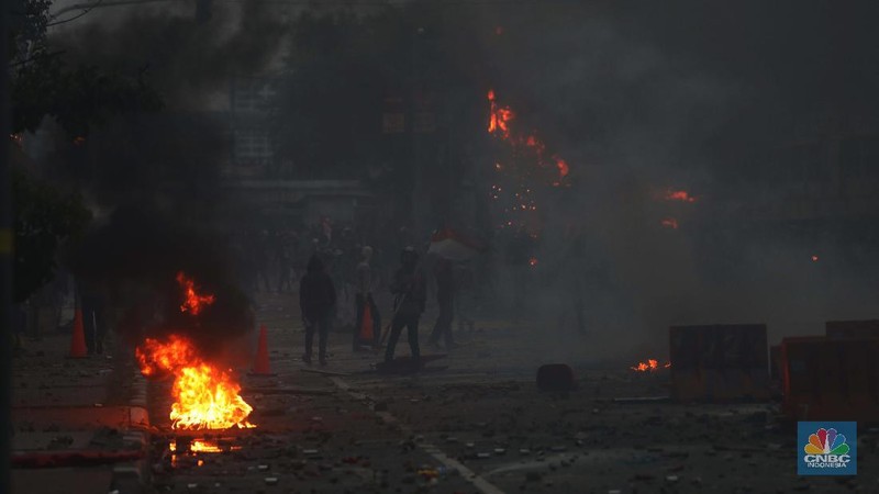 Aksi massa demo tolak Omnibuslaw berujung ricuh di kawasan Harmoni Jakarta, Kamis (8/10/2020). (CNBC Indonesia/Muhammad Sabki)