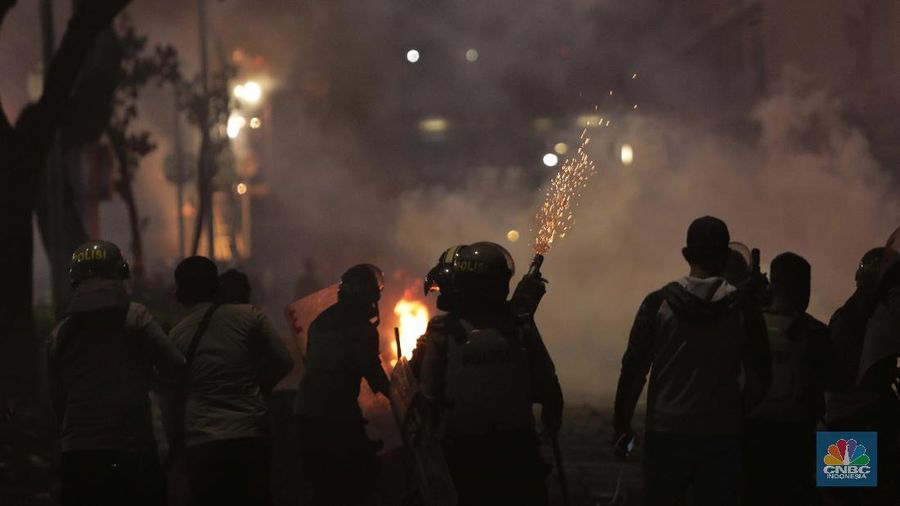 Aksi massa demo tolak Omnibuslaw berujung ricuh di kawasan Harmoni Jakarta, Kamis (8/10/2020). (CNBC Indonesia/Muhammad Sabki)