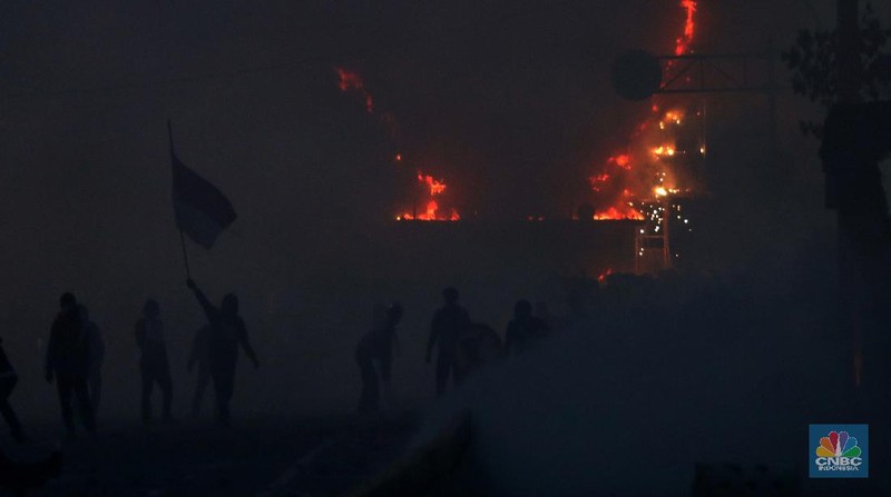 Aksi massa demo tolak Omnibuslaw berujung ricuh di kawasan Harmoni Jakarta, Kamis (8/10/2020). (CNBC Indonesia/Muhammad Sabki)