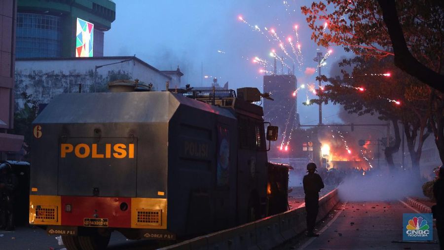 Aksi massa demo tolak Omnibuslaw berujung ricuh di kawasan Harmoni Jakarta, Kamis (8/10/2020). (CNBC Indonesia/Muhammad Sabki)