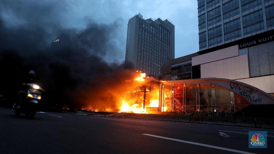 Api berkobar di Halte Transjakarta Bundaran HI. (CNBC Indonesia/Andrean Kristianto)
