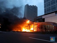 Demo Tolak Omnibus Law Rusuh: 8 Halte TJ Dibakar & Dijarah!