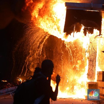 Massa Pendemo Makin Beringas, Halte TransJakarta HI Terbakar