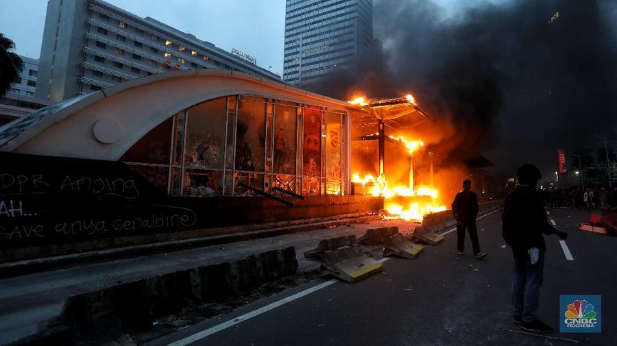 Api berkobar di Halte Transjakarta Bundaran HI. (CNBC Indonesia/Andrean Kristianto)