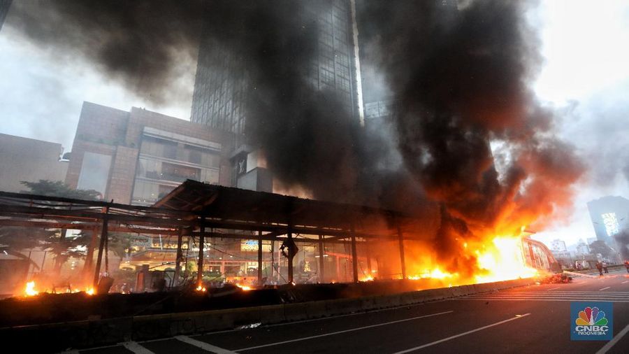 Api berkobar di Halte Transjakarta Bundaran HI. (CNBC Indonesia/Andrean Kristianto)