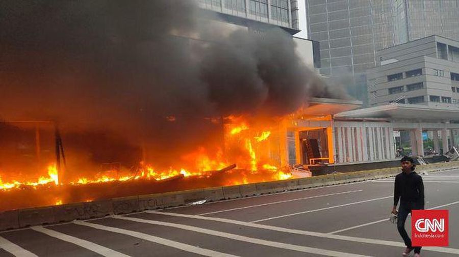 Api berkobar di Halte Transjakarta Bundaran HI. (CNN Indonesia/Safir Makki)
