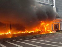 Demo Makin Memanas! Halte Transjakarta Bundaran HI Terbakar