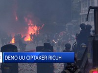Demo Ricuh! Massa Merusak Halte Transjakarta