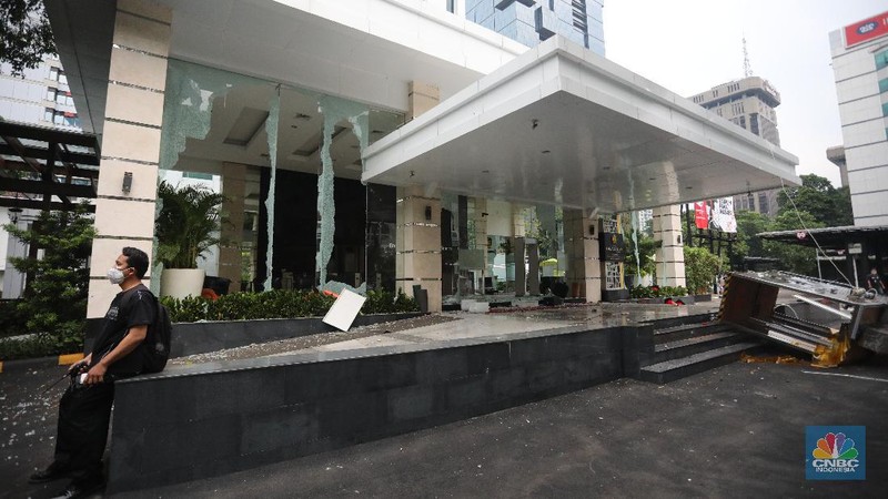 Gedung ESDM dirusak massa aksi penolakan Omnibus Law. (CNBC Indonesia/Andrean Kristianto)