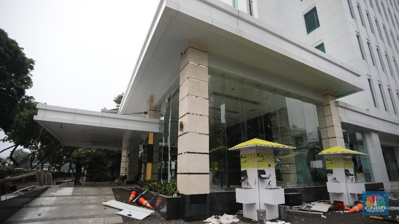 Gedung ESDM dirusak massa aksi penolakan Omnibus Law. (CNBC Indonesia/Andrean Kristianto)