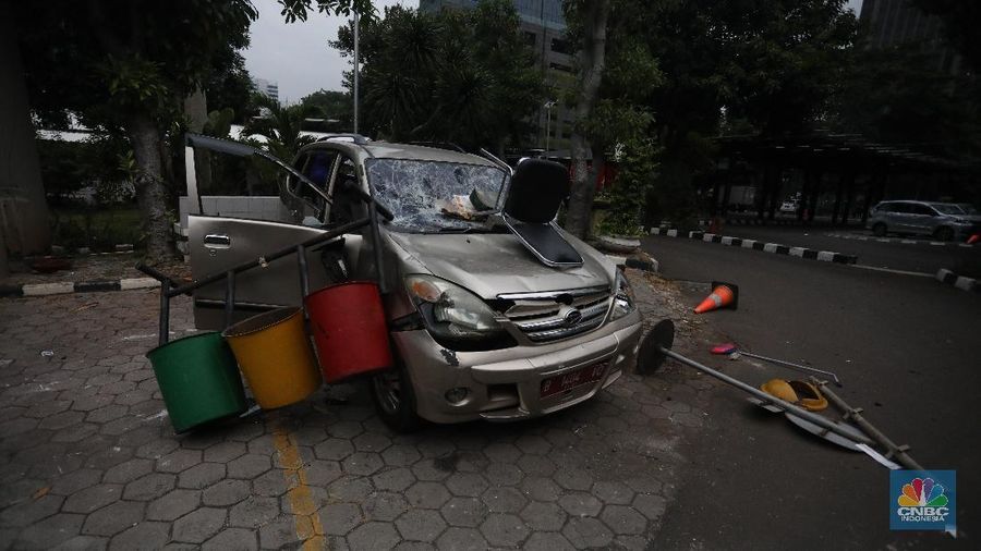 Gedung ESDM dirusak massa aksi penolakan Omnibus Law. (CNBC Indonesia/Andrean Kristianto)