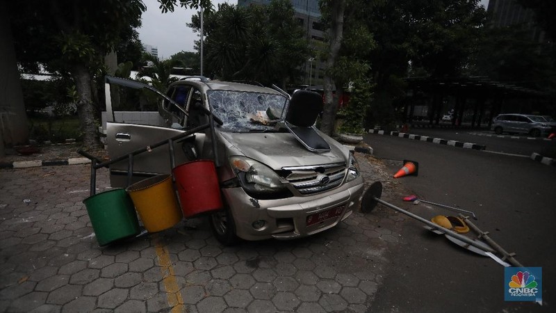 Gedung ESDM dirusak massa aksi penolakan Omnibus Law. (CNBC Indonesia/Andrean Kristianto)