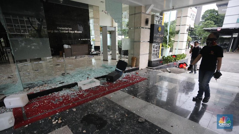 Gedung ESDM dirusak massa aksi penolakan Omnibus Law. (CNBC Indonesia/Andrean Kristianto)