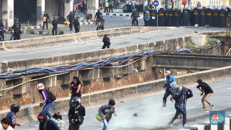 Aksi massa demo tolak Omnibuslaw berujung ricuh di kawasan Harmoni Jakarta, Kamis (8/10/2020). (CNBC Indonesia/Muhammad Sabki)