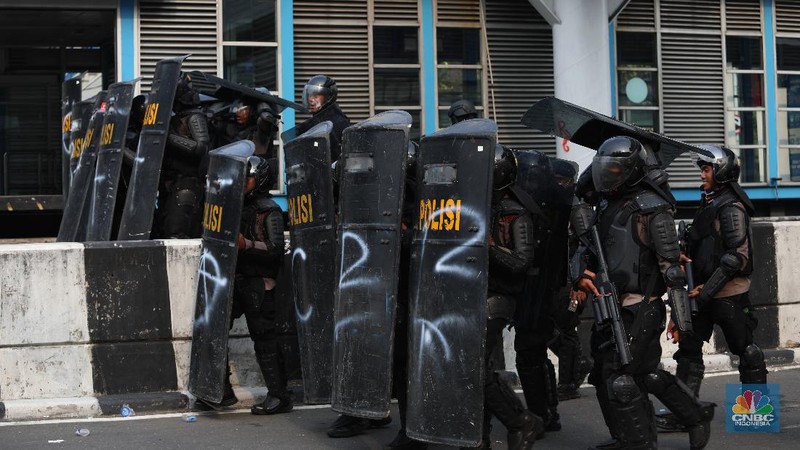 Aksi massa demo tolak Omnibuslaw berujung ricuh di kawasan Harmoni Jakarta, Kamis (8/10/2020). (CNBC Indonesia/Muhammad Sabki)