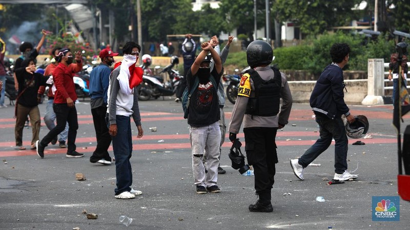 Aksi massa demo tolak Omnibuslaw berujung ricuh di kawasan Harmoni Jakarta, Kamis (8/10/2020). (CNBC Indonesia/Muhammad Sabki)