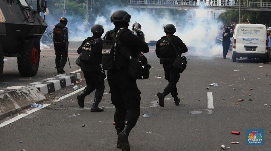 Aksi massa demo tolak Omnibuslaw berujung ricuh di kawasan Harmoni Jakarta, Kamis (8/10/2020). (CNBC Indonesia/Muhammad Sabki)