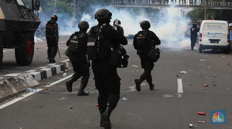 Aksi massa demo tolak Omnibuslaw berujung ricuh di kawasan Harmoni Jakarta, Kamis (8/10/2020). (CNBC Indonesia/Muhammad Sabki)