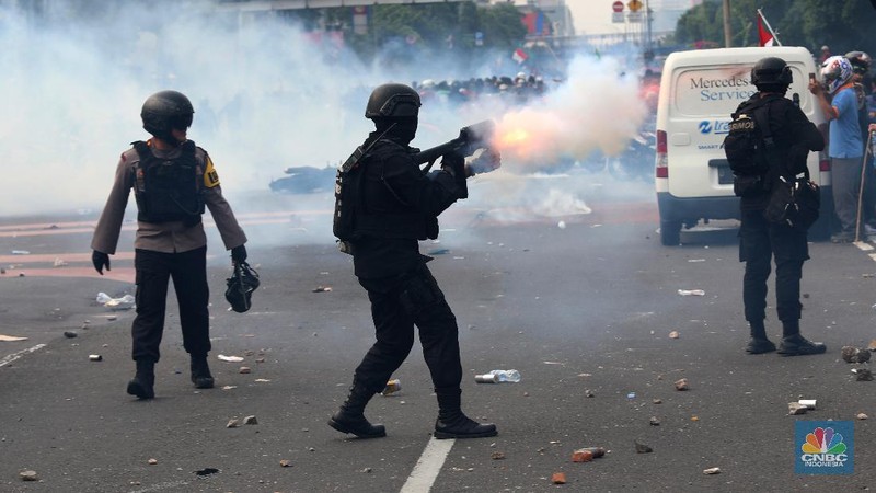 Aksi massa demo tolak Omnibuslaw berujung ricuh di kawasan Harmoni Jakarta, Kamis (8/10/2020). (CNBC Indonesia/Muhammad Sabki)