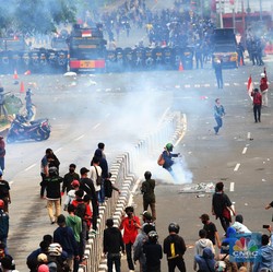 Ricuh Buruh Tolak Omnibus Law, Waspada Covid-19 Klaster Demo!