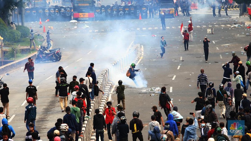 Aksi massa demo tolak Omnibuslaw berujung ricuh di kawasan Harmoni Jakarta, Kamis (8/10/2020). (CNBC Indonesia/Muhammad Sabki)